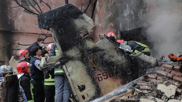 First responders work as debris from the crashed fighter jet is seen in Tabriz, Iran, February 21, 2022 - Sputnik International