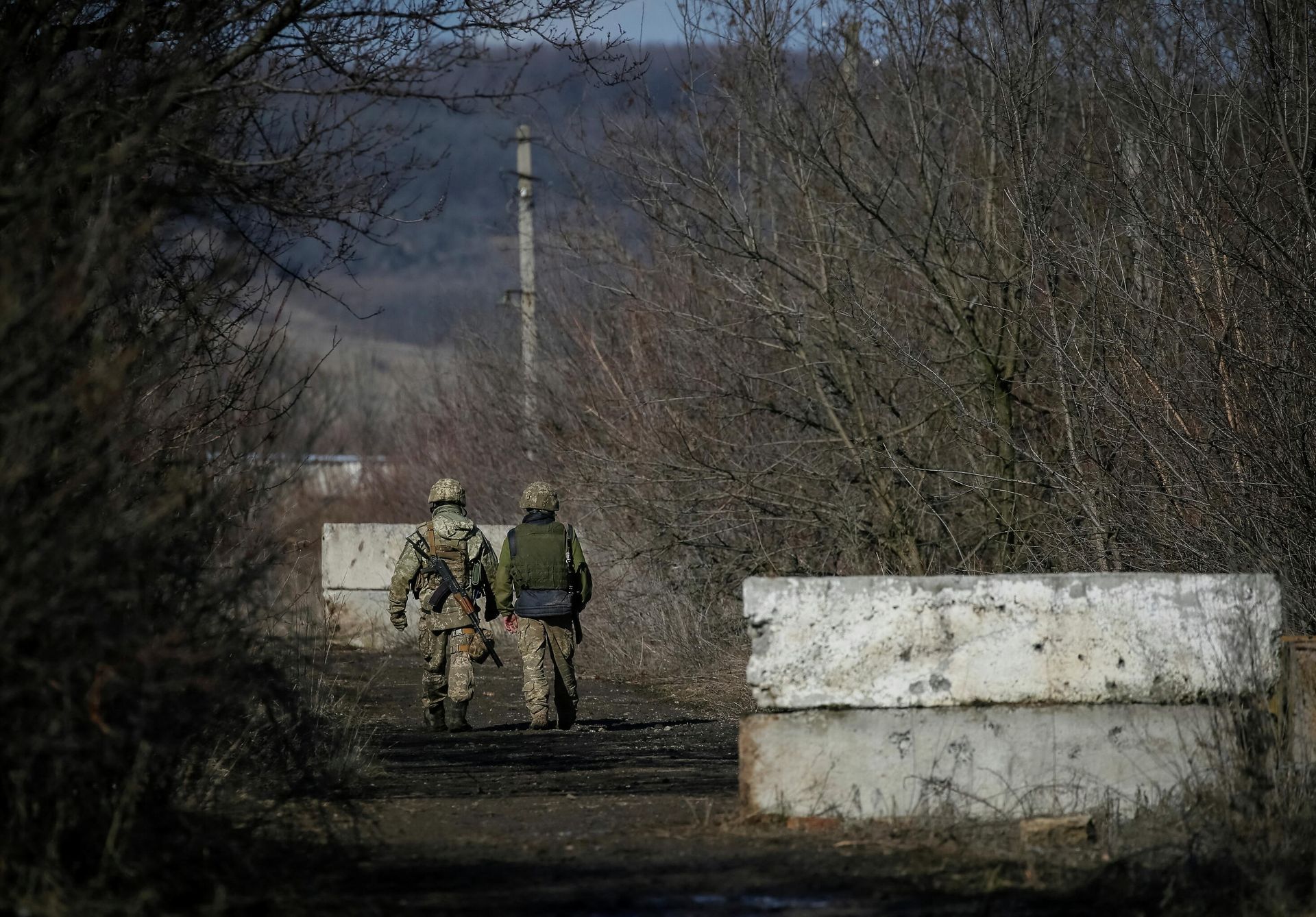 Ukrainian service members are seen on the front line near the village of Zaitseve in the Donetsk region, Ukraine February 19, 2022 Ukrainian service members are seen on the front line near the village of Zaitseve in the Donetsk region, Ukraine February 19, 2022 - Sputnik International, 1920, 26.02.2022