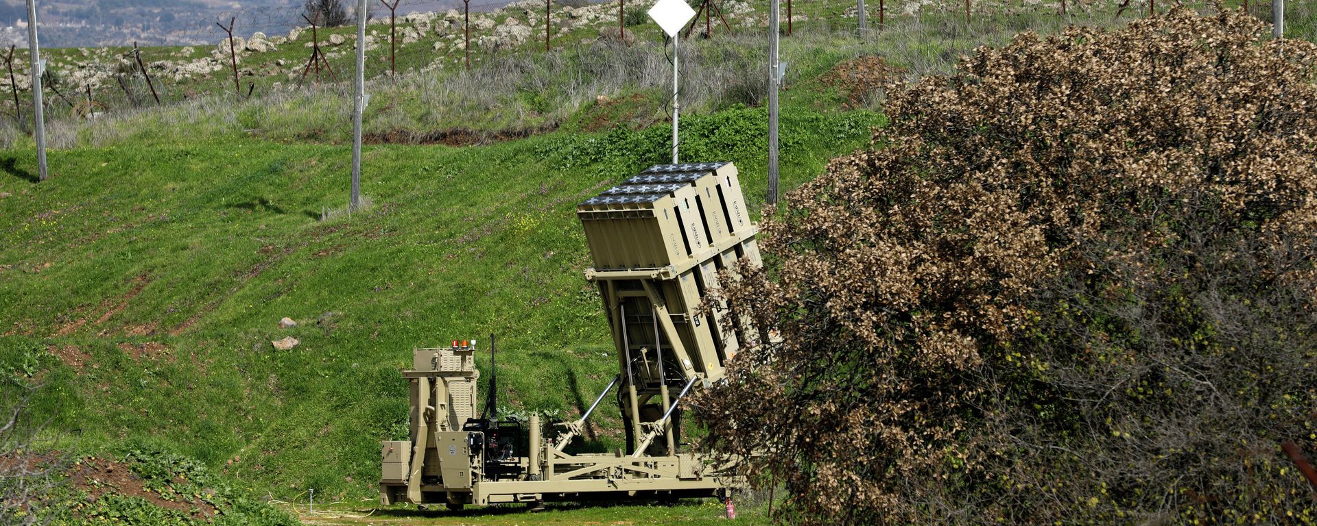 A picture shows an Iron Dome defence system battery, designed to intercept and destroy incoming short-range rockets and artillery shells - Sputnik International, 1920, 21.02.2022