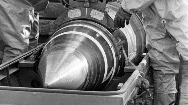 Ukrainian soldiers place nuclear warheads in containers for removal. 1992. - Sputnik International