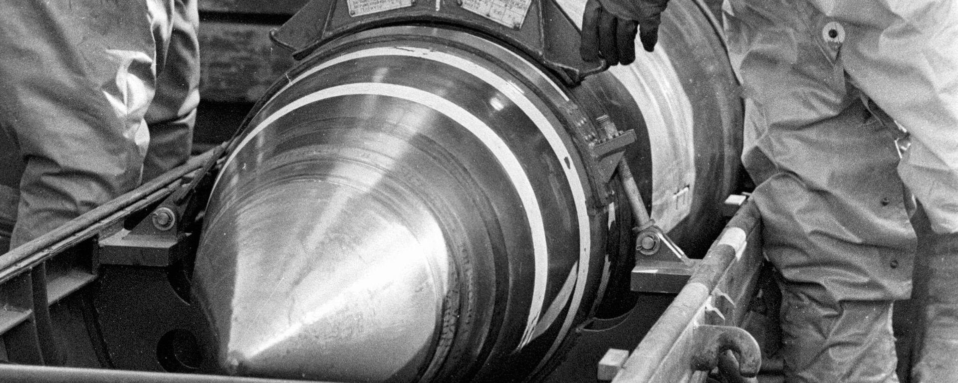 Ukrainian soldiers place nuclear warheads in containers for removal. 1992. - Sputnik International, 1920, 24.02.2026