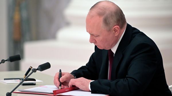 Russian President Vladimir Putin signs a document recognizing the independence of regions in eastern Ukraine in the Kremlin in Moscow, Russia, Monday, Feb. 21, 2022. Russia's Putin has recognized the independence of regions in eastern Ukraine, raising tensions with West. - Sputnik International
