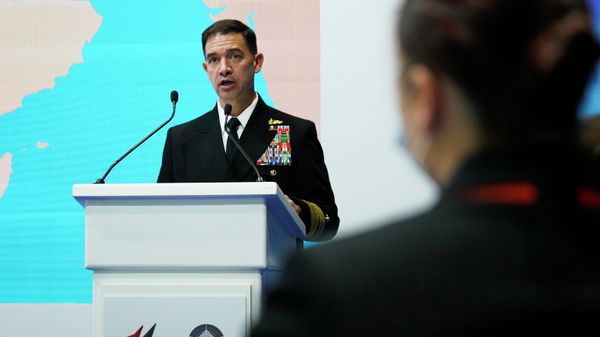 U.S. Navy Vice Adm. Brad Cooper, who oversees the Mideast-based 5th Fleet, speaks at the Unmanned System Exhibition and Conference in Abu Dhabi, United Arab Emirates, Monday, Feb. 21, 2022 - Sputnik International