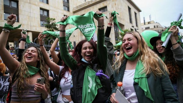 Women react after Colombia's constitutional court voted to decriminalize abortion  - Sputnik International
