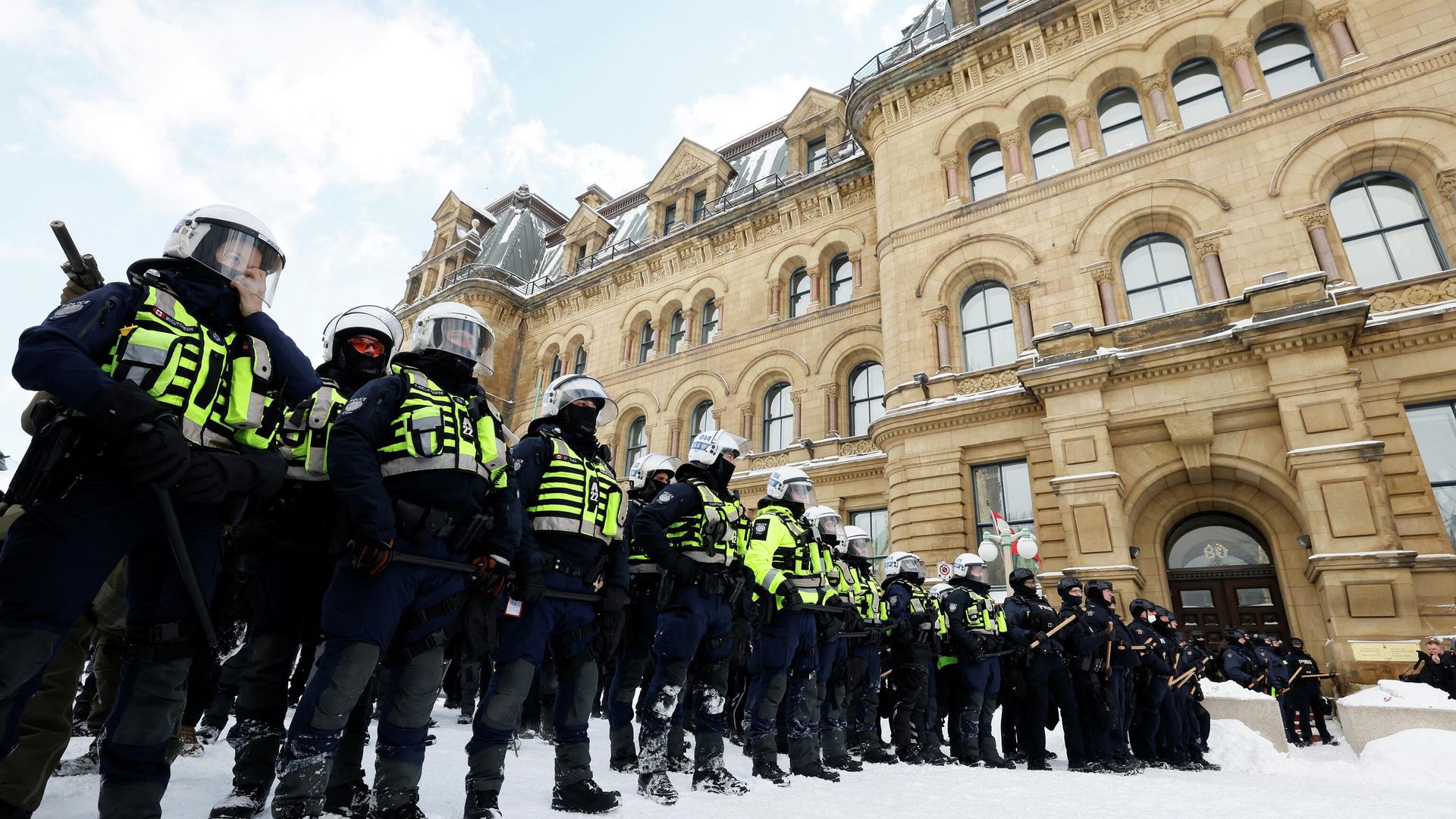 Canadian police officers stand guard as they work to restore normality to the capital while trucks and demonstrators continue to occupy the downtown core for more than three weeks to protest against pandemic restrictions in Ottawa, Ontario, Canada, February 19, 2022. Picture taken February 19, 2022 Canadian police officers stand guard as they work to restore normality to the capital while trucks and demonstrators continue to occupy the downtown core for more than three weeks to protest against pandemic restrictions in Ottawa, Ontario, Canada, February 19, 2022. Picture taken February 19, 2022 - Sputnik International, 1920, 22.02.2022