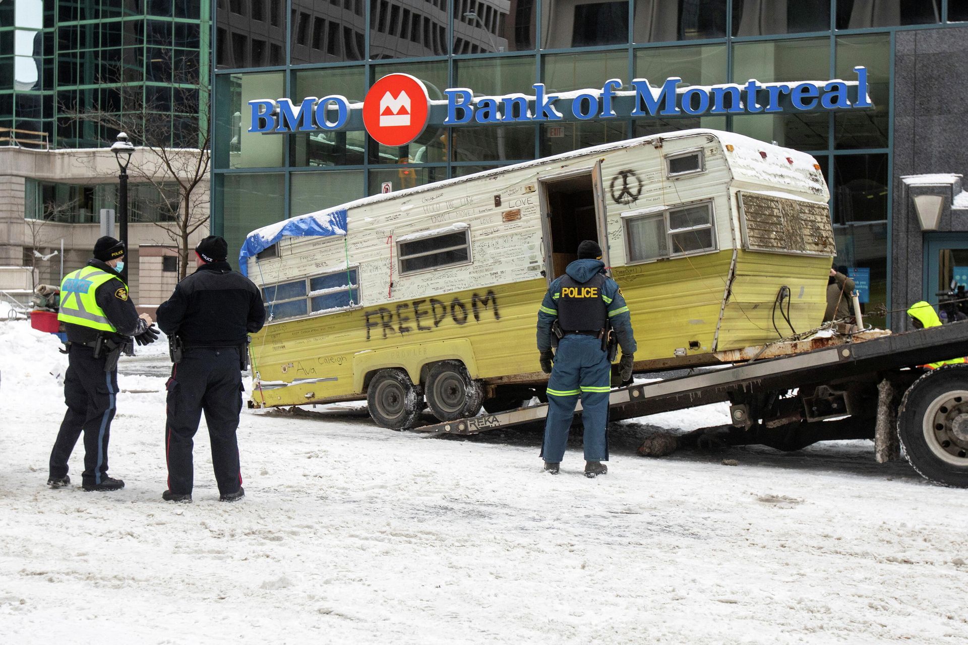 A vehicle is towed from Kent Street, as Canadian police worked to evict the last of the trucks and supporters occupying the downtown core, three weeks after a protest against coronavirus disease (COVID-19) vaccine mandates began in Ottawa, Ontario, Canada, February 20, 2022 A vehicle is towed from Kent Street, as Canadian police worked to evict the last of the trucks and supporters occupying the downtown core, three weeks after a protest against coronavirus disease (COVID-19) vaccine mandates began in Ottawa, Ontario, Canada, February 20, 2022 - Sputnik International, 1920, 22.02.2022