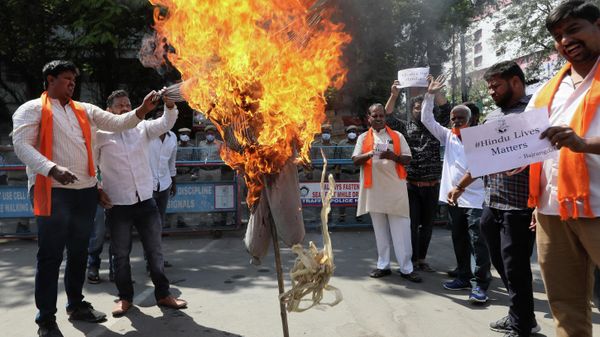 Activists of India's right-wing Bajrang Dal protesting against the killing of one of their members in Karnataka state's Shivamogga burn an effigy representing jihadis in Hyderabad, India, Tuesday, Feb. 22, 2022 - Sputnik International