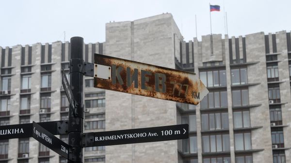 Rusty index with a distance to Kiev near the government building of the Donetsk People's Republic - Sputnik International