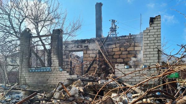 A video grab shows a residential building destroyed as a result of shelling by the Ukrainian Armed Forces, in the village of Pionerskoye, Luhansk region - Sputnik International