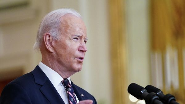 U.S. President Joe Biden provides an update on Russia and Ukraine during remarks in the East Room of the White House in Washington, U.S., February 22, 2022. REUTERS/Kevin Lamarque - Sputnik International