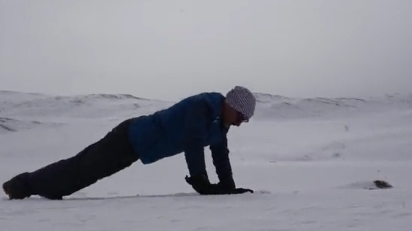 In the video, 55-year-old ITBP Commandant Ratan Singh Sonal is seen doing push-ups at 17,500 feet at minus 30 degrees Celsius. In the video, 55-year-old ITBP Commandant Ratan Singh Sonal is seen doing push-ups at 17,500 feet at minus 30 degrees Celsius. - Sputnik International