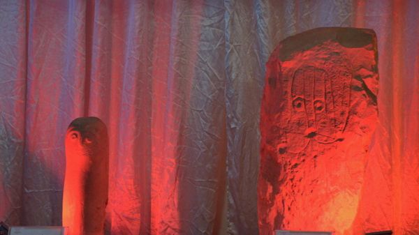 Two statues uncovered by archaeologists in the southeastern Jordanian desert are pictured during a news conference in Amman, Jordan February 22, 2022. Picture taken February 22, 2022. - Sputnik International