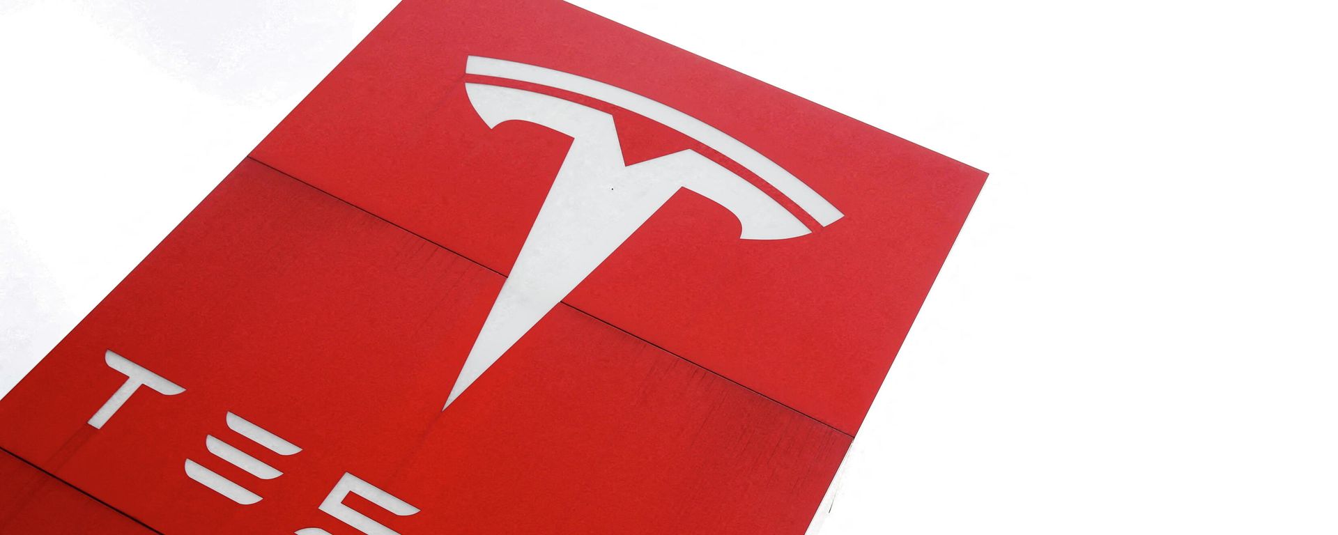 The logo of car manufacturer Tesla is seen at a dealership in London, Britain, May 14, 2021. The logo of car manufacturer Tesla is seen at a dealership in London, Britain, May 14, 2021. - Sputnik International, 1920, 24.02.2022