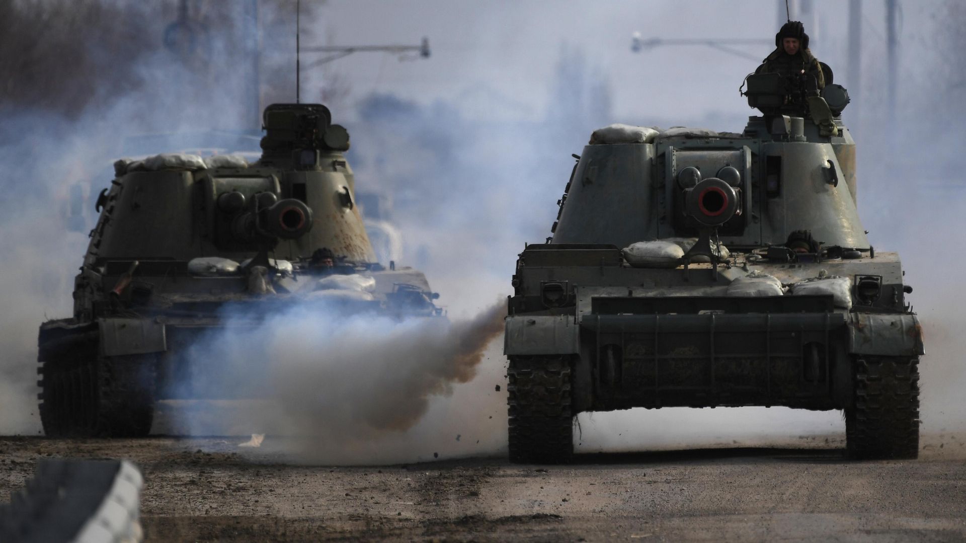 Armoured vehicles drive along a road in Armyansk in the northern part of Crimea, Russia. - Sputnik International, 1920, 11.03.2022