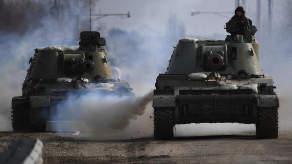 Armoured vehicles drive along a road in Armyansk in the northern part of Crimea, Russia. - Sputnik International