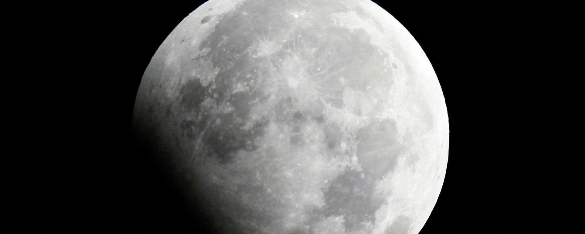 The moon is seen during a partial lunar eclipse in Shanghai January 1, 2010 The moon is seen during a partial lunar eclipse in Shanghai January 1, 2010 - Sputnik International, 1920, 25.02.2022