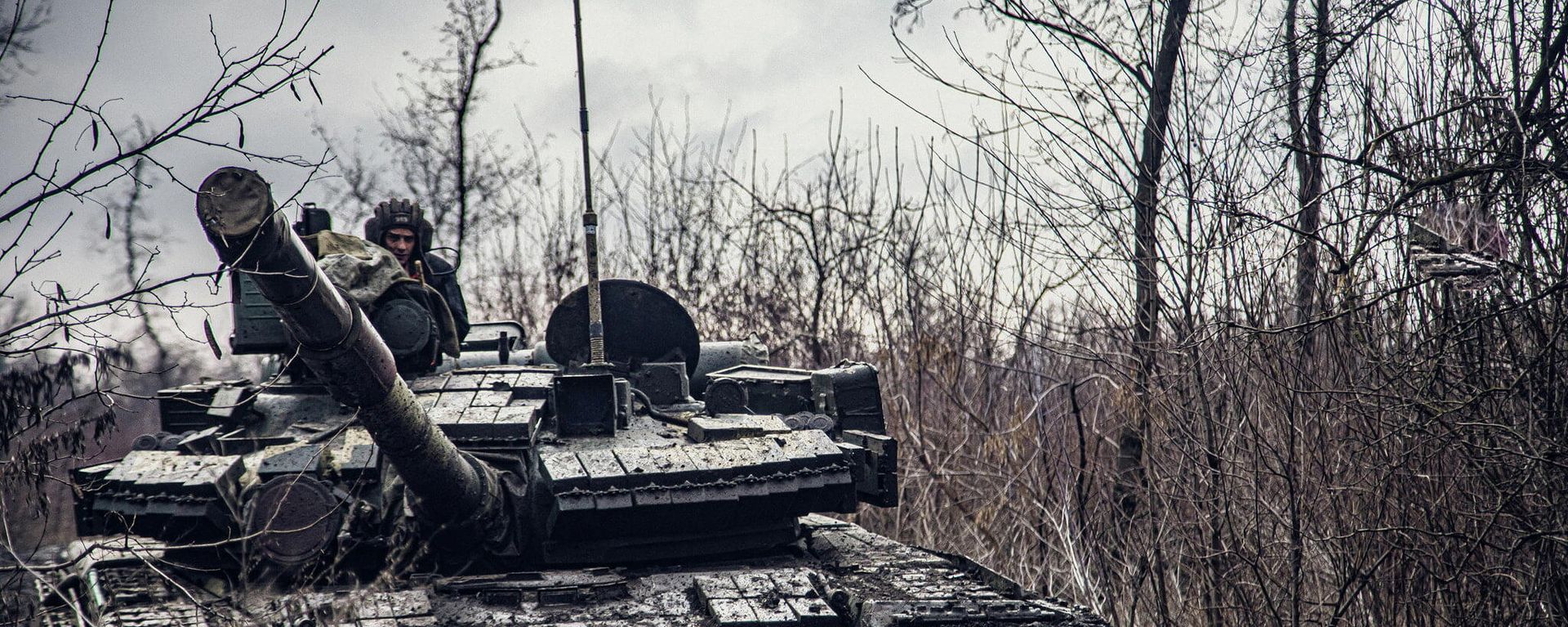 A service member of the Ukrainian Naval Infantry Corps (Marine Corps) rides a tank during drills at a training ground in an unknown location in Ukraine, in this handout picture released February 18, 2022 A service member of the Ukrainian Naval Infantry Corps (Marine Corps) rides a tank during drills at a training ground in an unknown location in Ukraine, in this handout picture released February 18, 2022 - Sputnik International, 1920, 27.02.2022