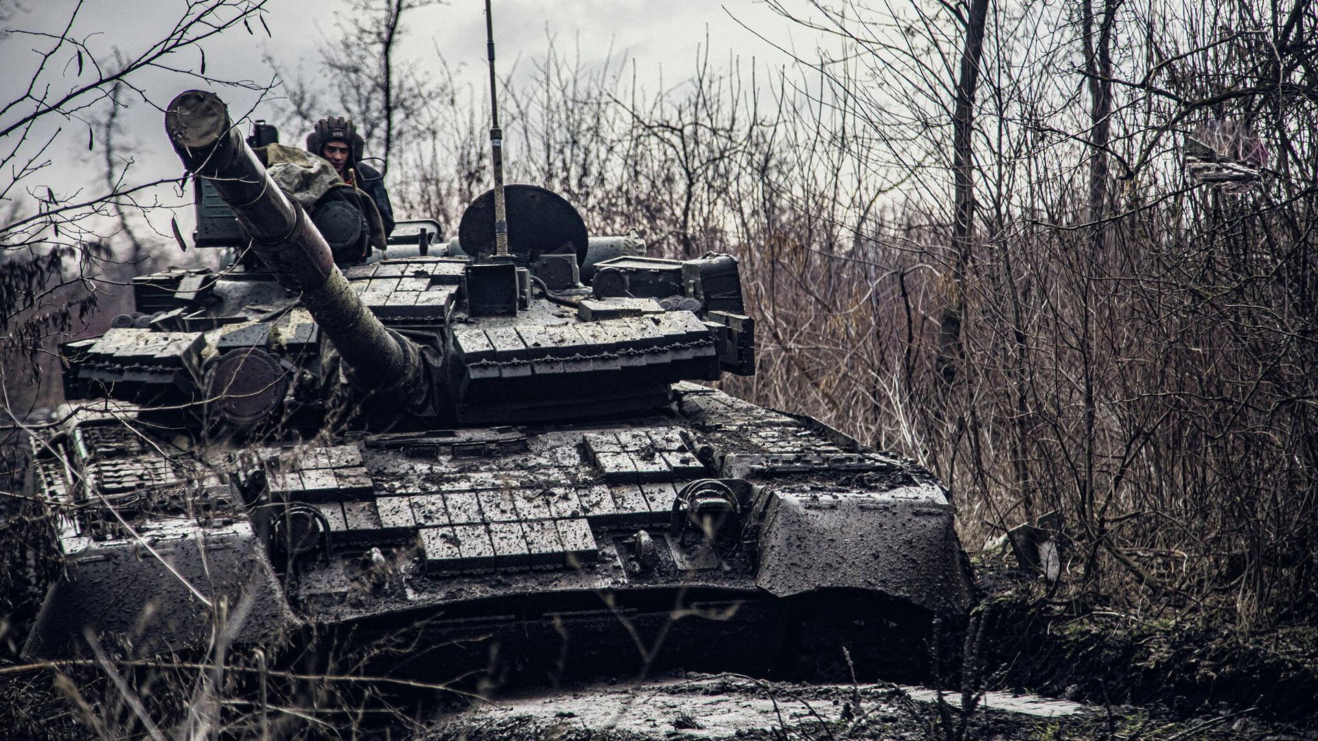 A service member of the Ukrainian Naval Infantry Corps (Marine Corps) rides a tank during drills at a training ground in an unknown location in Ukraine, in this handout picture released February 18, 2022 A service member of the Ukrainian Naval Infantry Corps (Marine Corps) rides a tank during drills at a training ground in an unknown location in Ukraine, in this handout picture released February 18, 2022 - Sputnik International, 1920, 27.02.2022