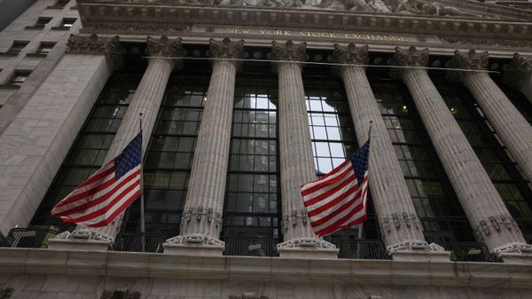 Flags are seen outside the New York Stock Exchange (NYSE) in New York City, where markets roiled after Russia continues to attack Ukraine, in New York, U.S., February 24, 2022. - Sputnik International