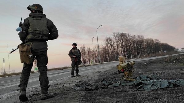 Service members of the Ukrainian armed forces stand next to a tripod-mounted missile system outside Kharkov, Ukraine February 24, 2022. - Sputnik International