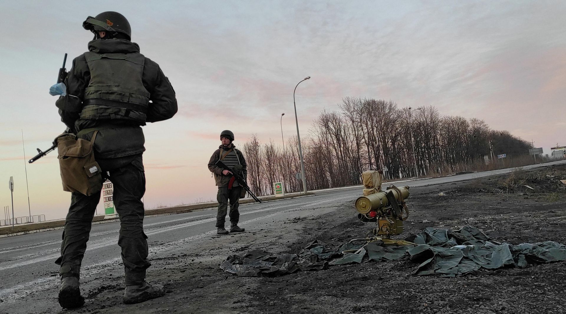 Service members of the Ukrainian armed forces stand next to a tripod-mounted missile system outside Kharkov, Ukraine February 24, 2022. Service members of the Ukrainian armed forces stand next to a tripod-mounted missile system outside Kharkov, Ukraine February 24, 2022. - Sputnik International, 1920, 27.02.2022
