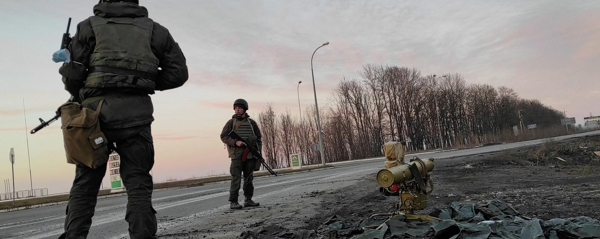 Service members of the Ukrainian armed forces stand next to a tripod-mounted missile system outside Kharkov, Ukraine February 24, 2022. Service members of the Ukrainian armed forces stand next to a tripod-mounted missile system outside Kharkov, Ukraine February 24, 2022. - Sputnik International, 1920, 28.02.2022