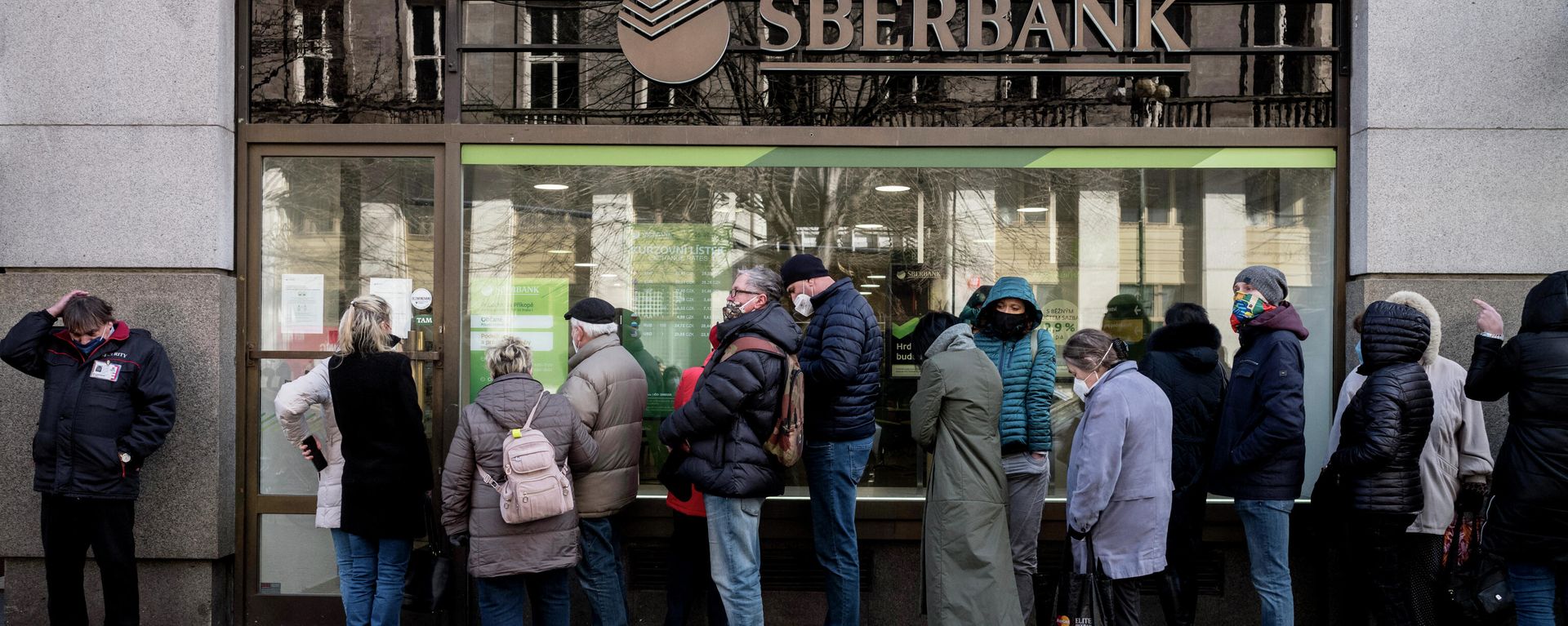 People queue outside a branch of Russian state-owned bank Sberbank to withdraw their savings and close their accounts in Prague on February 25, 2022, before Sberbank will close all its branches in the Czech Republic later in the day.  - Sputnik International, 1920, 27.02.2022