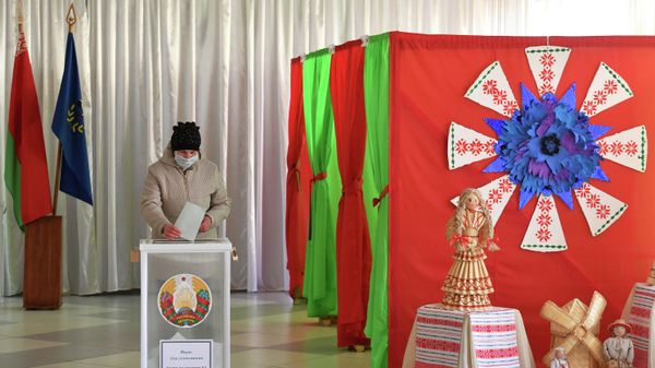 A woman casts her ballot during a referendum on amendments to the Belorussian constitution at a polling station in Lelchitsy, Gomel region, Belarus. - Sputnik International