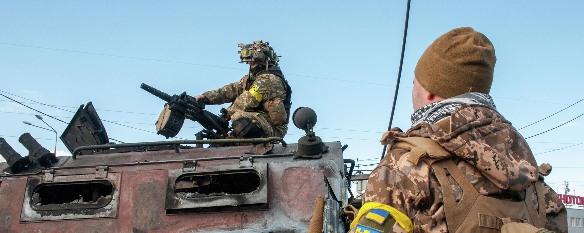 Ukrainian soldiers inspect a damaged military vehicle after fighting in Kharkov, Ukraine. File photo Ukrainian soldiers inspect a damaged military vehicle after fighting in Kharkov, Ukraine. File photo - Sputnik International, 1920, 19.10.2022