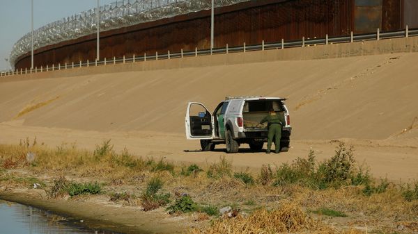 A U.S. Border Patrol agent removes a device commonly used as a ladder near the border wall during a mirror patrol, which simultaneously deploys Mexican police officers and U.S. Border Patrol agents along their respective sides of the border in response to an increased migrant influx in past days, as seen from Ciudad Juarez, Mexico, February 26, 2022.  - Sputnik International