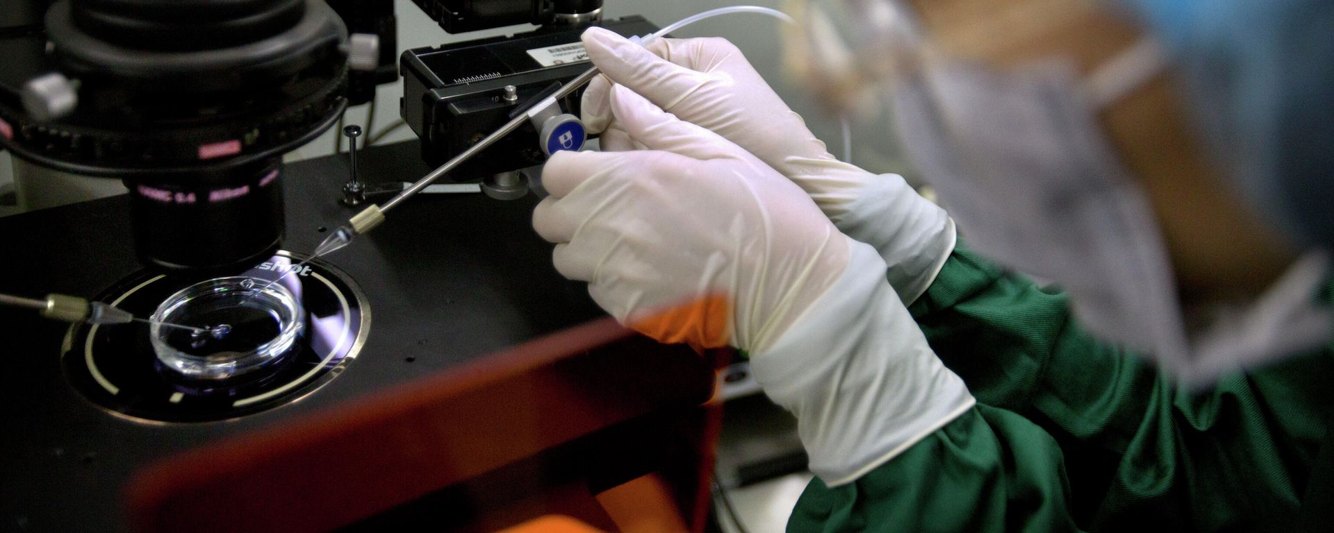 FILE - In this Oct. 9, 2018, file photo, Zhou Xiaoqin installs a fine glass pipette into a sperm injection microscope in preparation for injecting embryos with Cas9 protein and PCSK9 sgRNA at a lab in Shenzhen in southern China's Guandong province - Sputnik International, 1920, 01.03.2022