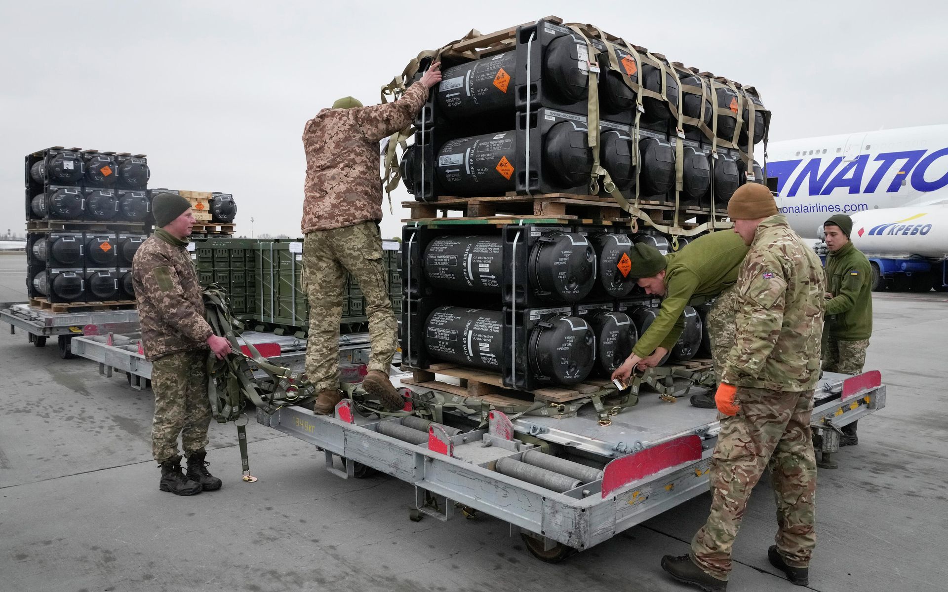 Ukrainian servicemen unpack Javelin anti-tank missiles, delivered as part of the United States of America's security assistance to Ukraine, at the Borispol airport, outside Kiev, Ukraine, Friday, Feb. 11, 2022 Ukrainian servicemen unpack Javelin anti-tank missiles, delivered as part of the United States of America's security assistance to Ukraine, at the Borispol airport, outside Kiev, Ukraine, Friday, Feb. 11, 2022 - Sputnik International, 1920, 29.04.2022