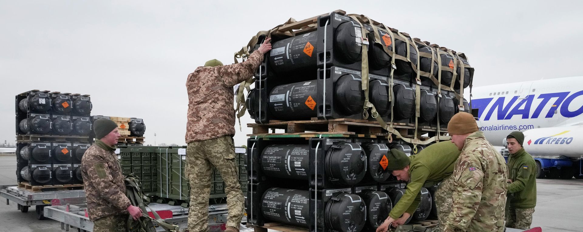 Ukrainian servicemen unpack Javelin anti-tank missiles, delivered as part of the United States of America's security assistance to Ukraine, at the Borispol airport, outside Kiev, Ukraine, Friday, Feb. 11, 2022 - Sputnik International, 1920, 11.06.2023