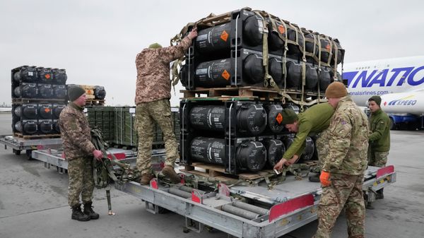 Ukrainian servicemen unpack Javelin anti-tank missiles, delivered as part of the United States of America's security assistance to Ukraine, at the Borispol airport, outside Kiev, Ukraine, Friday, Feb. 11, 2022 - Sputnik International