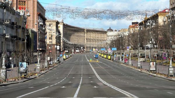 A view of Khreshchatyk, the main street, empty, due to curfew in the central of Kiev, Ukraine, Sunday, Feb. 27, 2022 - Sputnik International