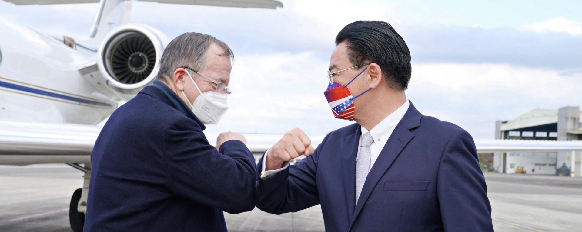 Mike Mullen, former chairman of the U.S. Joint Chiefs of Staff greets Taiwan Foreign Minister Joseph Wu as he and other members of the U.S. delegation arrive at Taipei Songshan airport in Taipei, Taiwan March 1, 2022. - Sputnik International, 1920, 01.03.2022