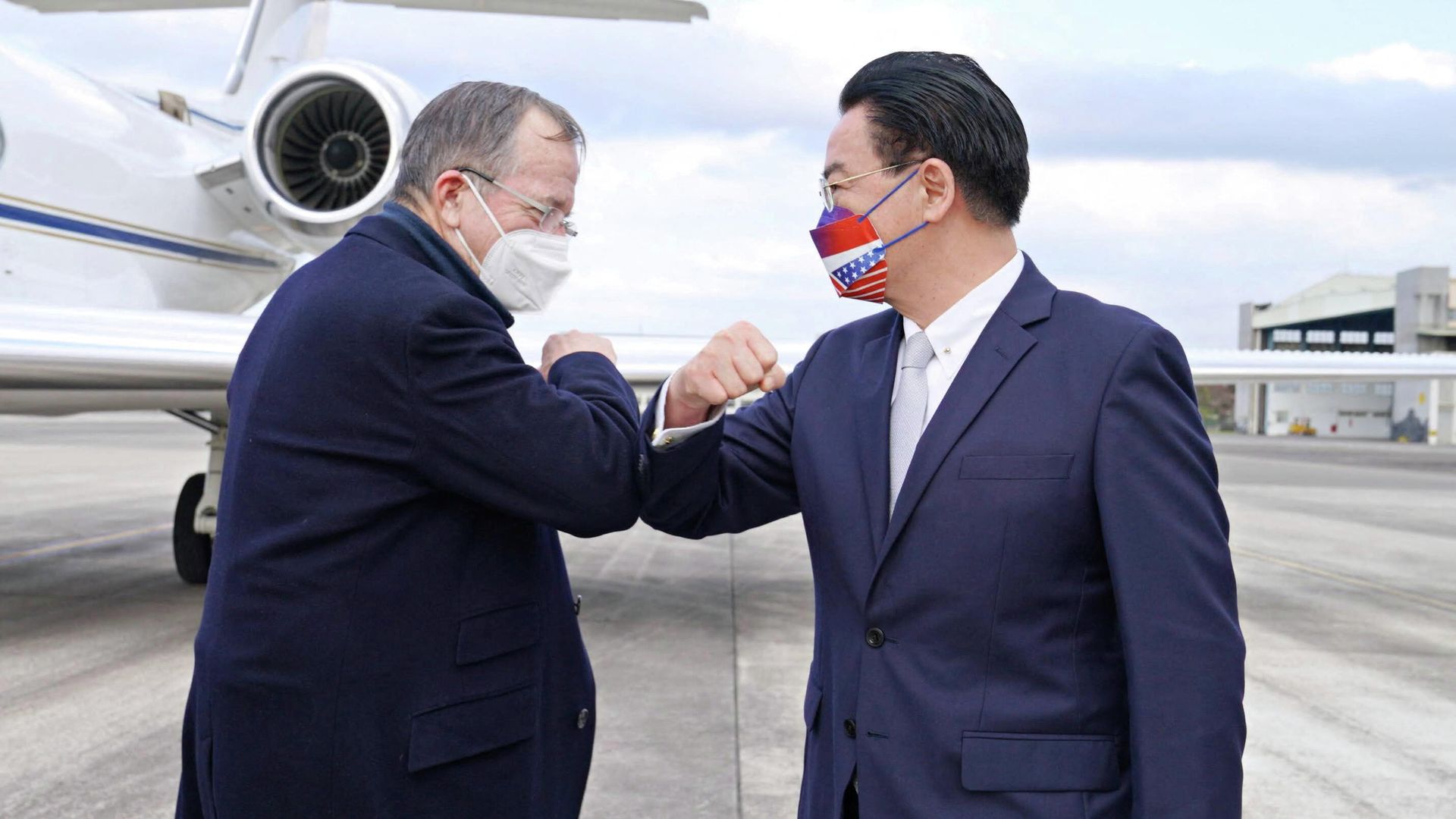 Mike Mullen, former chairman of the U.S. Joint Chiefs of Staff greets Taiwan Foreign Minister Joseph Wu as he and other members of the U.S. delegation arrive at Taipei Songshan airport in Taipei, Taiwan March 1, 2022. Mike Mullen, former chairman of the U.S. Joint Chiefs of Staff greets Taiwan Foreign Minister Joseph Wu as he and other members of the U.S. delegation arrive at Taipei Songshan airport in Taipei, Taiwan March 1, 2022. - Sputnik International, 1920, 01.03.2022