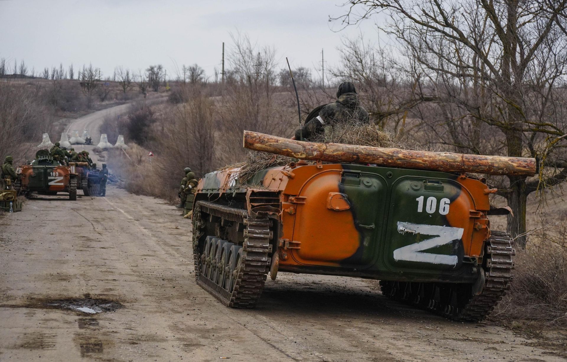 Servicemen from the Donetsk People's Republic (DPR) militia sit on armoured vehicles on a road outside Mariupol. On February 24, Russian President Vladimir Putin announced a military operation in Ukraine following the recognition of independence of the breakaway Donetsk and Lugansk republics. - Sputnik International, 1920, 10.03.2022