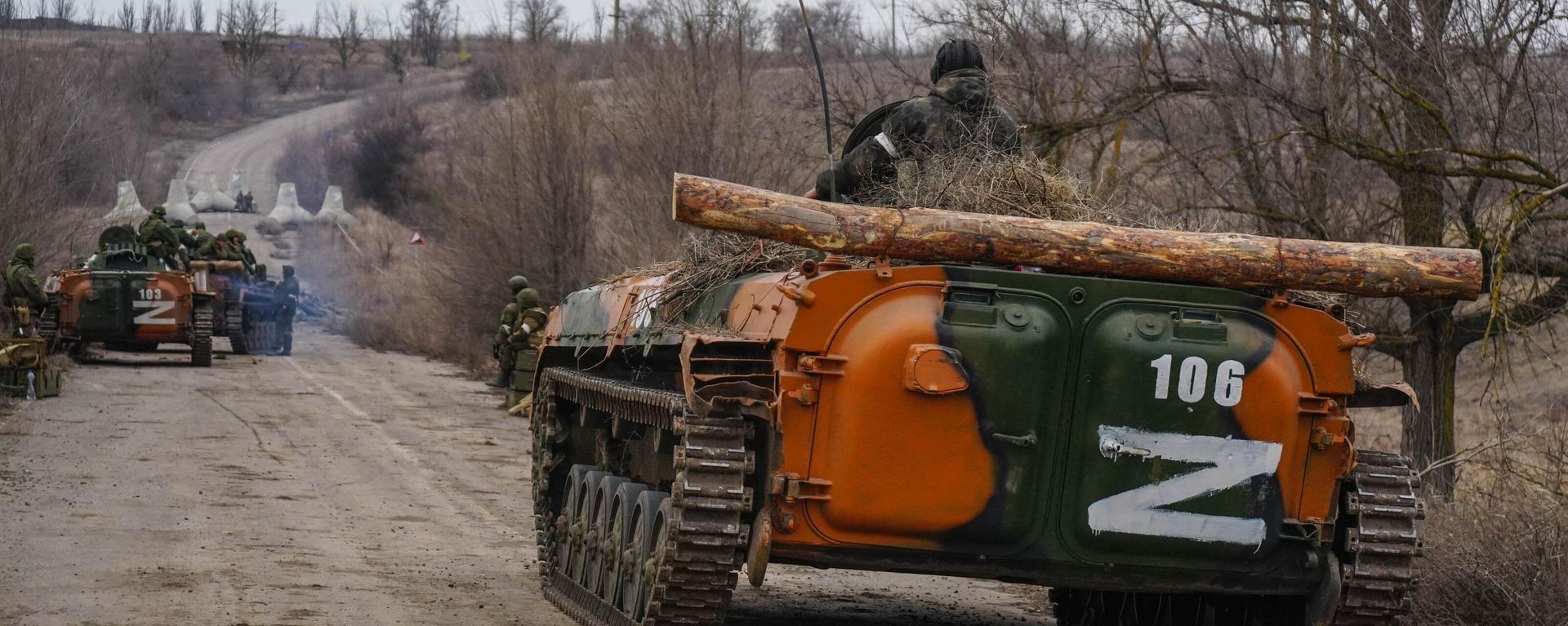 Servicemen from the Donetsk People's Republic (DPR) militia sit on armoured vehicles on a road outside Mariupol. On February 24, Russian President Vladimir Putin announced a military operation in Ukraine following the recognition of independence of the breakaway Donetsk and Lugansk republics. - Sputnik International, 1920, 05.03.2022