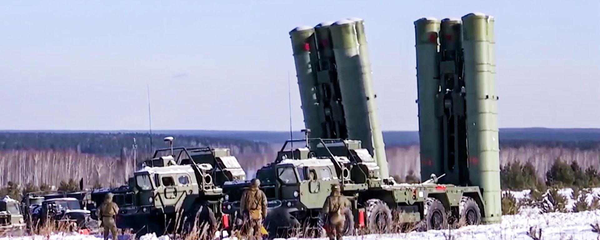 In this photo taken from video and released by the Russian Defense Ministry Press Service on Thursday, Jan. 27, 2022, Russian S-400 Triumf surface-to-air missile systems attend a military drills in Sverdlovsk region, Ural, in Russia In this photo taken from video and released by the Russian Defense Ministry Press Service on Thursday, Jan. 27, 2022, Russian S-400 Triumf surface-to-air missile systems attend a military drills in Sverdlovsk region, Ural, in Russia - Sputnik International, 1920, 05.12.2023