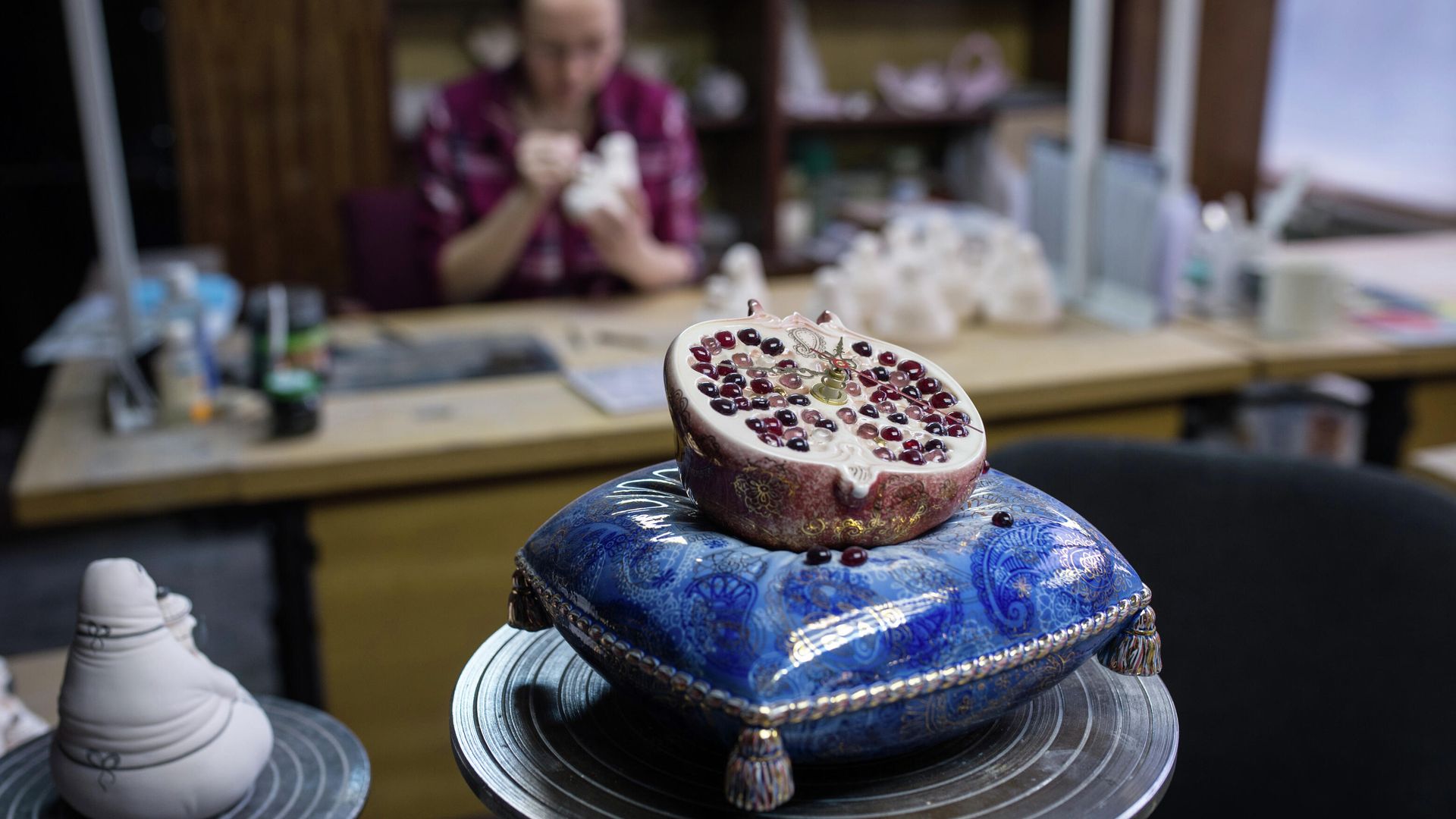 Painted figurine Clock at Gzhel porcelain factory - Sputnik International, 1920, 03.03.2022