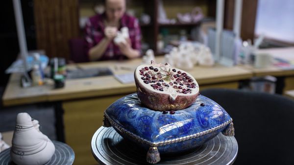 Painted figurine Clock at Gzhel porcelain factory - Sputnik International