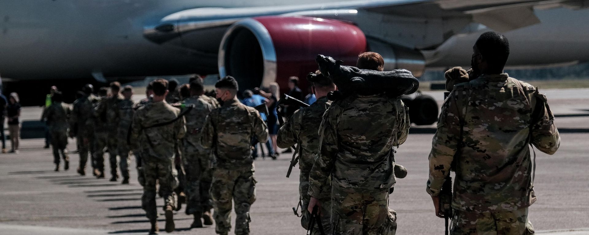 A soldier from the U.S. Army's 1st Armored Brigade Combat Team carries a statue of a mascot on his shoulders as the team boards a transport plane bound for eastern Europe at Hunter Army Airfield, Georgia , U.S., March 2, 2022 A soldier from the U.S. Army's 1st Armored Brigade Combat Team carries a statue of a mascot on his shoulders as the team boards a transport plane bound for eastern Europe at Hunter Army Airfield, Georgia , U.S., March 2, 2022 - Sputnik International, 1920, 03.03.2022