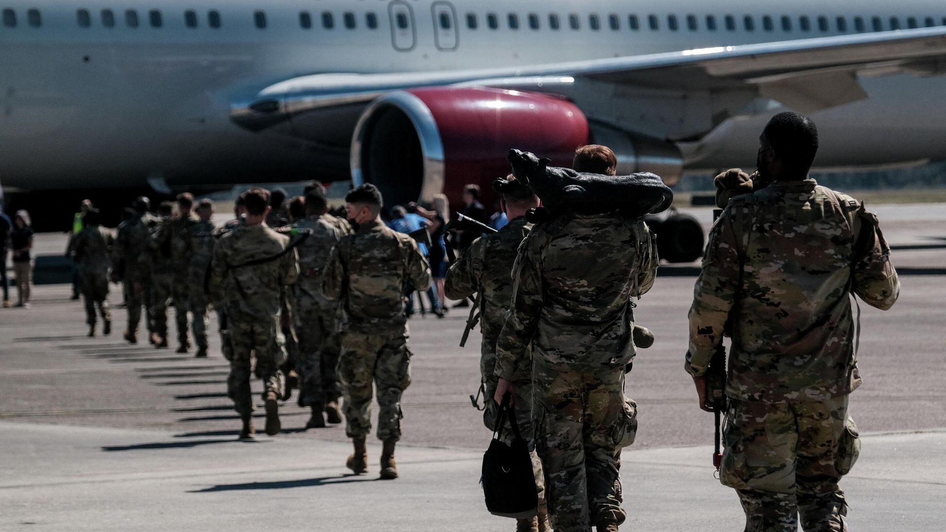 A soldier from the U.S. Army's 1st Armored Brigade Combat Team carries a statue of a mascot on his shoulders as the team boards a transport plane bound for eastern Europe at Hunter Army Airfield, Georgia , U.S., March 2, 2022 - Sputnik International, 1920, 03.03.2022