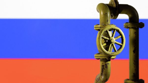 FILE PHOTO: Illustration shows Russian flag and natural gas pipeline - Sputnik International