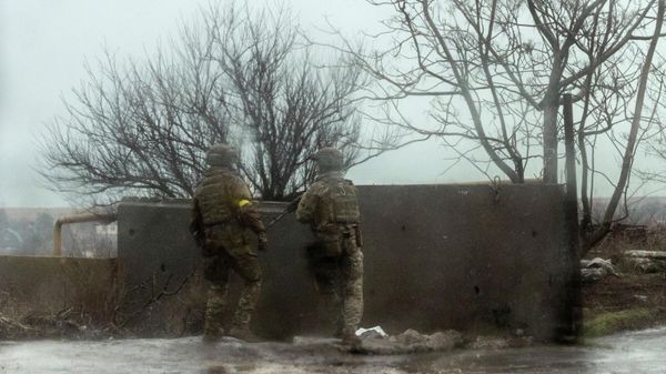 Service members of the Ukrainian armed forces take position near the port of Mariupol, after Russian President Vladimir Putin authorized a military operation in eastern Ukraine, in Mariupol, February 24, 2022 - Sputnik International