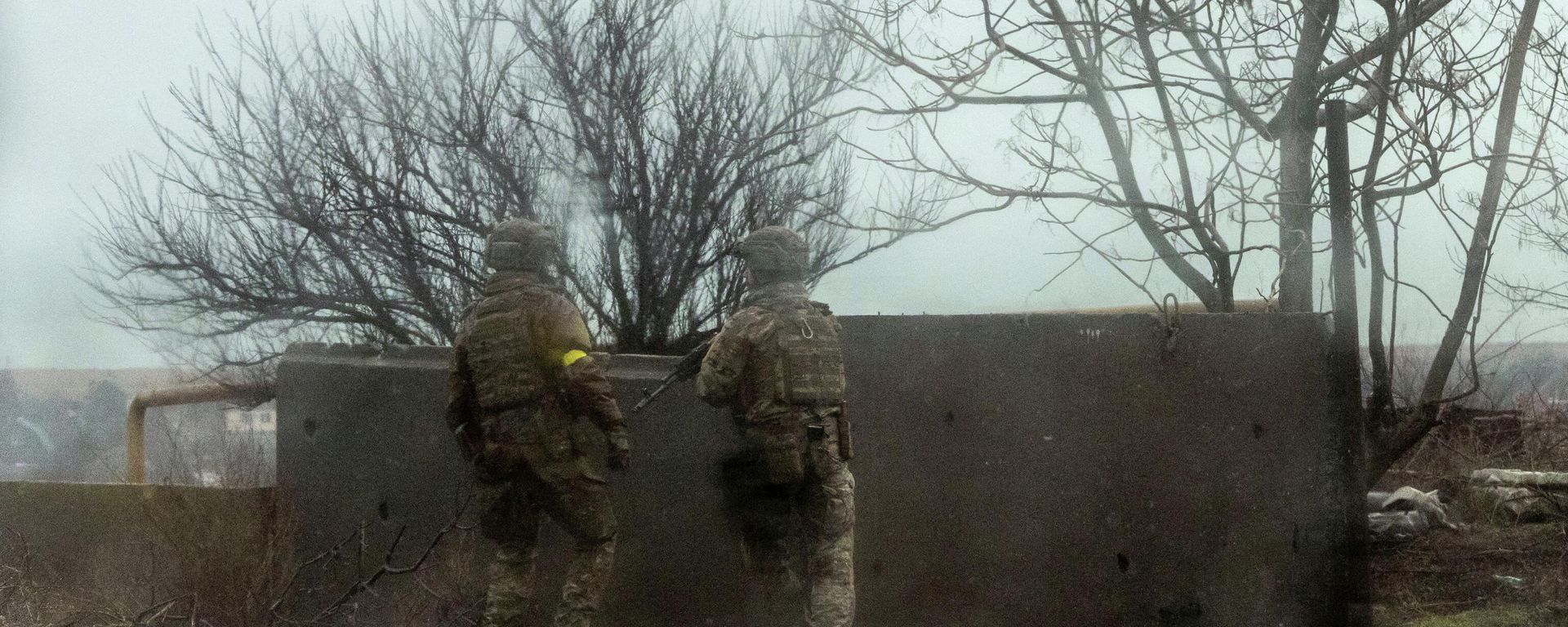 Service members of the Ukrainian armed forces take position near the port of Mariupol, after Russian President Vladimir Putin authorized a military operation in eastern Ukraine, in Mariupol, February 24, 2022 Service members of the Ukrainian armed forces take position near the port of Mariupol, after Russian President Vladimir Putin authorized a military operation in eastern Ukraine, in Mariupol, February 24, 2022 - Sputnik International, 1920, 11.03.2022