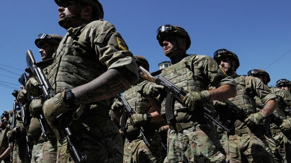 Servicemen of the Azov regiment take part in a parade on June 15, 2019 in Mariupol.  - Sputnik International
