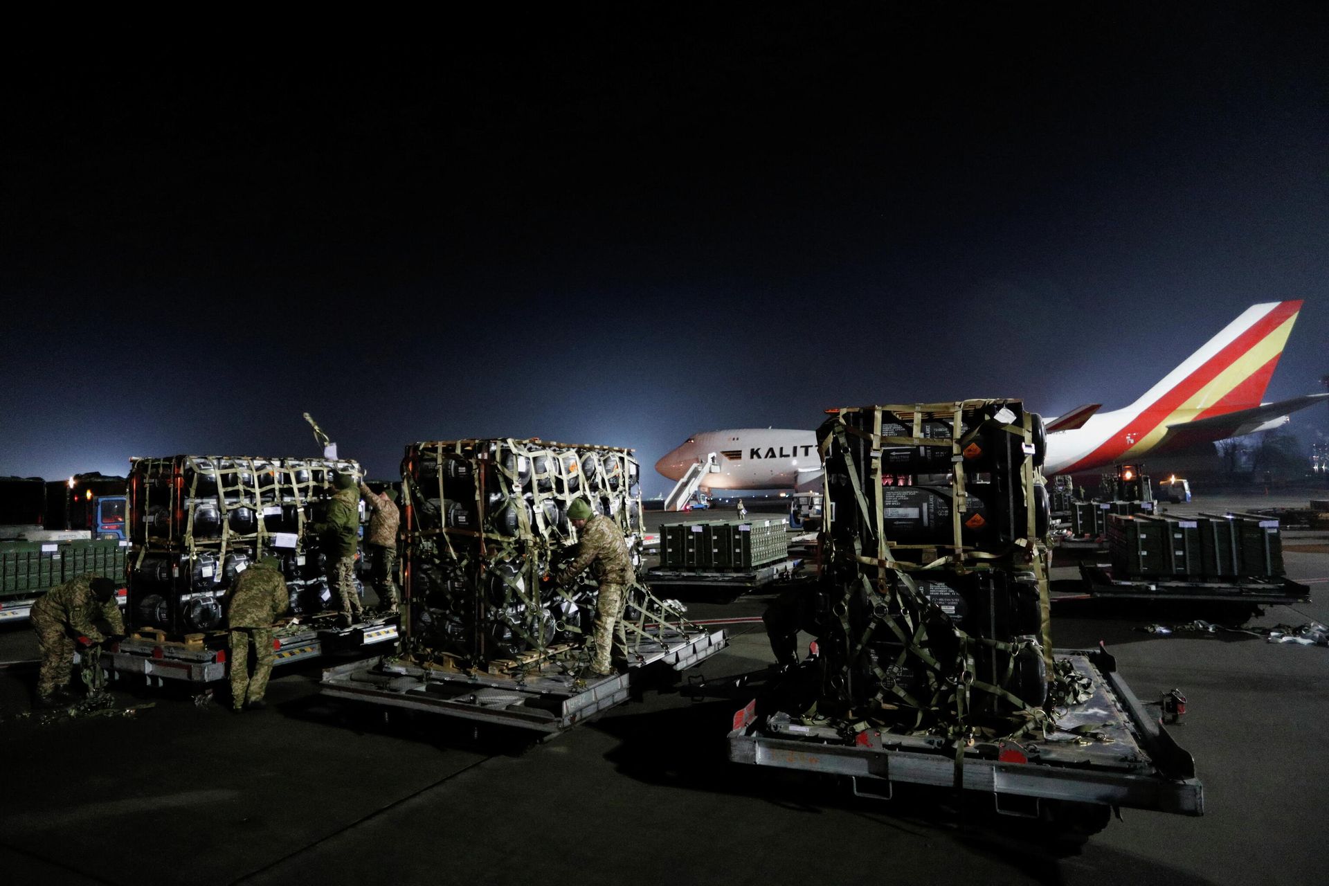 Ukrainian service members unpack Javelin anti-tank missiles, delivered by plane as part of the U.S. military support package for Ukraine, at the Boryspil International Airport outside Kyiv, Ukraine February 10, 2022.  REUTERS/Valentyn Ogirenko - Sputnik International, 1920, 15.03.2022