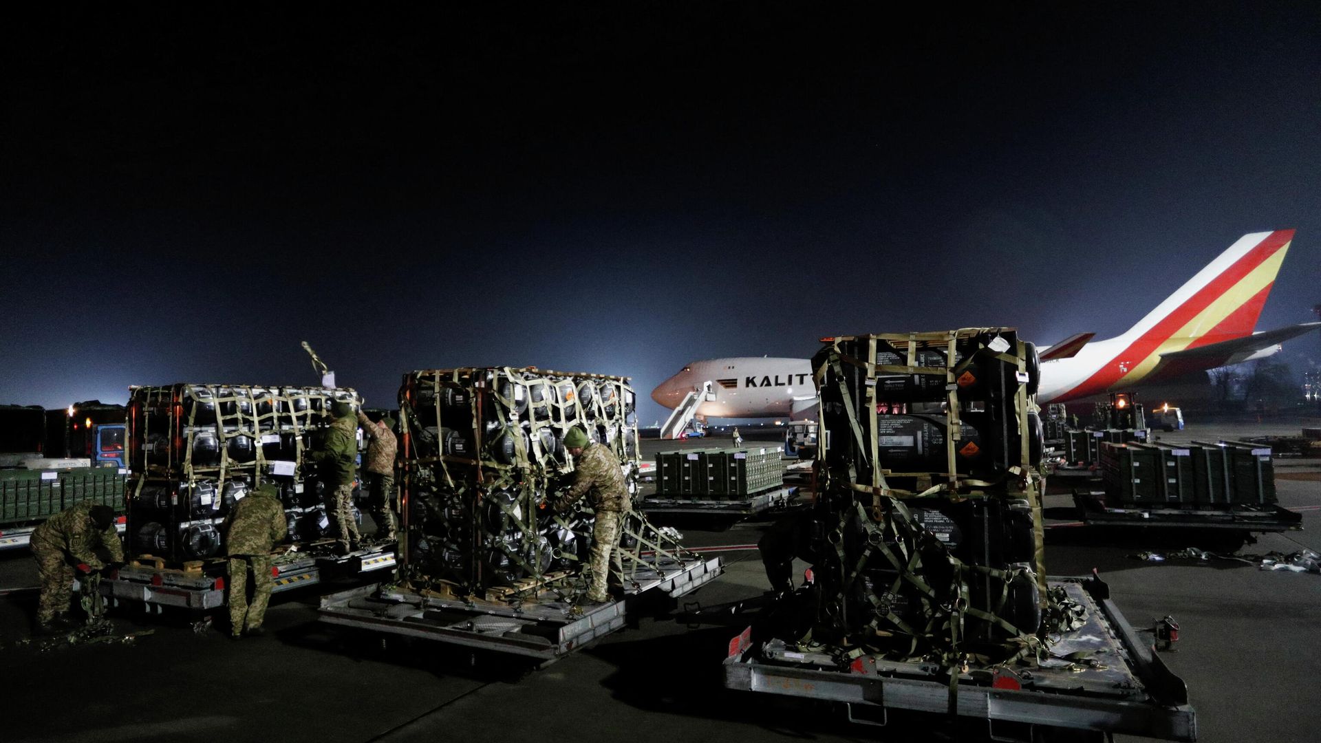 Ukrainian service members unpack Javelin anti-tank missiles, delivered by plane as part of the U.S. military support package for Ukraine, at the Boryspil International Airport outside Kyiv, Ukraine February 10, 2022. REUTERS/Valentyn Ogirenko Ukrainian service members unpack Javelin anti-tank missiles, delivered by plane as part of the U.S. military support package for Ukraine, at the Boryspil International Airport outside Kyiv, Ukraine February 10, 2022. REUTERS/Valentyn Ogirenko - Sputnik International, 1920, 14.03.2022
